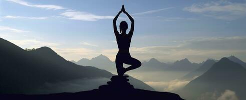 ai generado silueta de un mujer practicando yoga en el cumbre con montaña antecedentes. ai generado foto