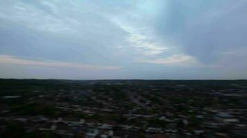 aéreo ver de lutón residencial distrito durante nublado puesta de sol video