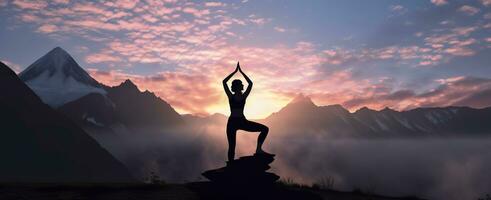 ai generado silueta de un mujer practicando yoga en el cumbre con montaña antecedentes. ai generado foto