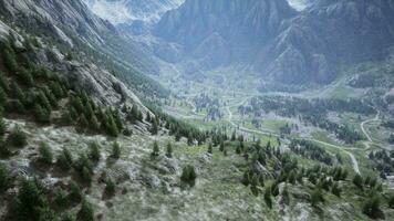 un pintoresco montaña Valle con un devanado la carretera desde un aéreo perspectiva video