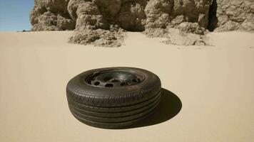 uma pneu sentado em topo do uma arenoso de praia video