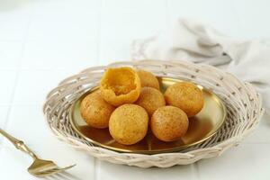 dulce patata pelotas o bola ubi kopong, indonesio tradicional meriendas foto