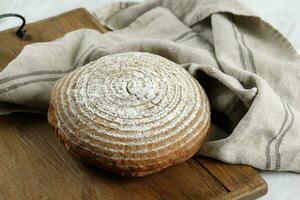 recién hecho boule francés un pan foto