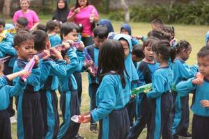 magelang, indonesia.12-05-2023.grupo de jardín de infancia colegio niños y profesores jugando y aprendizaje al aire libre. foto