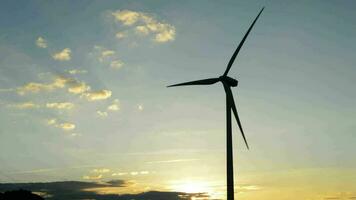 vent turbine énergie renouvelable en mouvement à le coucher du soleil video