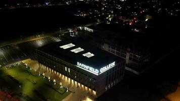 aéreo Visão do iluminado estrada e tráfego rotunda às celeiro Faculdade a6 leste luton cidade do Inglaterra Reino Unido. a cenas estava capturado com drones Câmera em novembro 11º, 2023 video