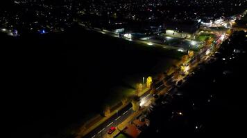 antenne visie van verlichte weg en verkeer rotonde Bij schuurveld college a6 oosten- luton stad van Engeland uk. de beeldmateriaal was gevangen genomen met drone's camera Aan november 11e, 2023 video