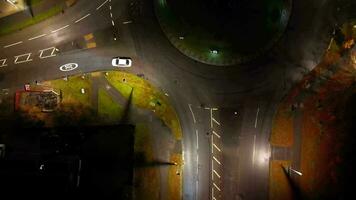 aéreo ver de iluminado la carretera y tráfico rotonda a granero Universidad a6 este lutón ciudad de Inglaterra Reino Unido. el imágenes estaba capturado con drones cámara en noviembre 11, 2023 video
