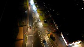 aéreo ver de iluminado la carretera y tráfico rotonda a granero Universidad a6 este lutón ciudad de Inglaterra Reino Unido. el imágenes estaba capturado con drones cámara en noviembre 11, 2023 video