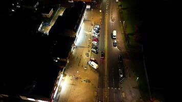 aereo Visualizza di illuminato strada e traffico rotatoria a fienile Università a6 est luton città di Inghilterra UK. il metraggio era catturato con di droni telecamera su novembre 11, 2023 video