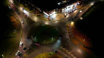 aéreo Visão do iluminado estrada e tráfego rotunda às celeiro Faculdade a6 leste luton cidade do Inglaterra Reino Unido. a cenas estava capturado com drones Câmera em novembro 11º, 2023 video