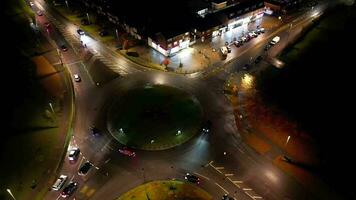 Antenne Aussicht von beleuchtet Straße und der Verkehr Kreisel beim Scheunenfeld Hochschule a6 Osten Luton Stadt von England Vereinigtes Königreich. das Aufnahmen war gefangen mit Drohnen Kamera auf November 11., 2023 video