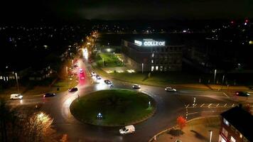 aéreo Visão do iluminado estrada e tráfego rotunda às celeiro Faculdade a6 leste luton cidade do Inglaterra Reino Unido. a cenas estava capturado com drones Câmera em novembro 11º, 2023 video