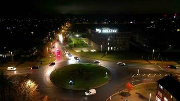 aéreo Visão do iluminado estrada e tráfego rotunda às celeiro Faculdade a6 leste luton cidade do Inglaterra Reino Unido. a cenas estava capturado com drones Câmera em novembro 11º, 2023 video