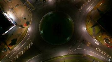aéreo ver de iluminado la carretera y tráfico rotonda a granero Universidad a6 este lutón ciudad de Inglaterra Reino Unido. el imágenes estaba capturado con drones cámara en noviembre 11, 2023 video