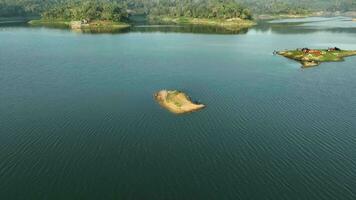 aéreo ver de hermosa artificial lago en sermo reservorio video