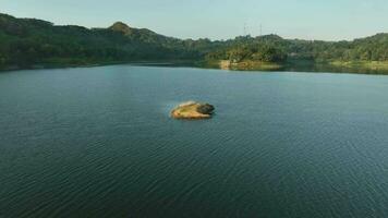 aéreo ver de hermosa artificial lago en sermo reservorio video