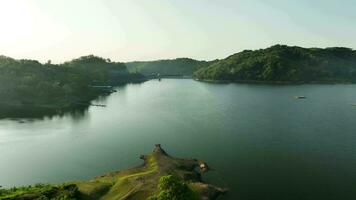 aéreo ver de hermosa artificial lago en sermo reservorio video