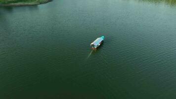 antenne visie van boot kruispunt Aan mooi kunstmatig meer in preek reservoir video