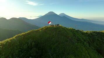 Antenne Aussicht von indonesisch Flagge erziehen auf Unabhängigkeit Tag Über montieren Bisma, zentral Java. video