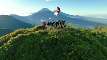 aéreo Visão do indonésio bandeira levantando em independência dia sobre montar bisma, central Java. video