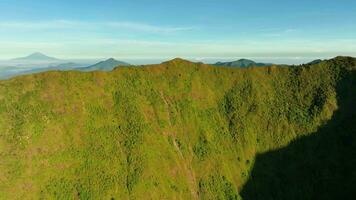 aérien vue de indonésien drapeau élevage sur indépendance journée plus de monter bisma, central Java. video