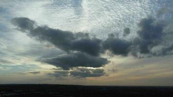 kleurrijk lucht en wolken gedurende zonnet video