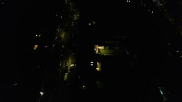 aérien vue de luton ville pendant foncé nuit et vivre feux d'artifice sur feu nuit video