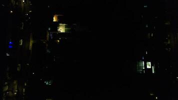aérien vue de luton ville pendant foncé nuit et vivre feux d'artifice sur feu nuit video