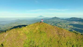 aereo Visualizza di indonesiano bandiera raccolta su indipendenza giorno al di sopra di montare Bisma, centrale Giava. video