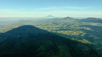 aérien vue de monter claquer dans le distance de le sommet de monter bisma dans central Java, Indonésie. video