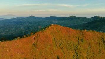 Antenne Aussicht von das Gipfel von montieren bisma im zentral Java, Indonesien. video