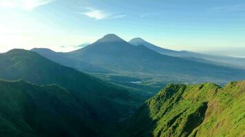 antenn se av montera sindoro och summering från de topp av montera bisma i central java, Indonesien. video