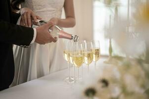 novia y novio participación lentes de champán a el Boda ceremonia foto