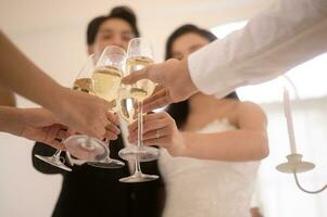 cerca arriba de manos participación lentes de champán a el Boda ceremonia foto