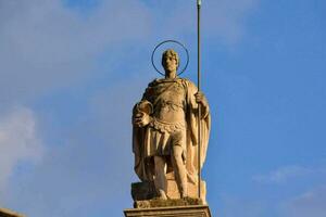 estatua de persona en el techo de el basílica de persona foto