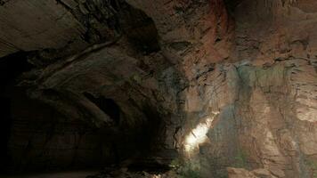 ein Höhle gefüllt mit viele von Felsen und Schmutz video