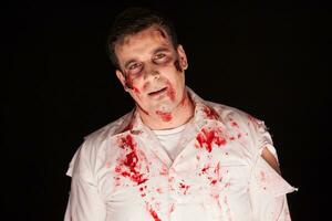 escalofriante zombi con sangriento cicatrices en su cara terminado negro antecedentes. mal hombre. foto