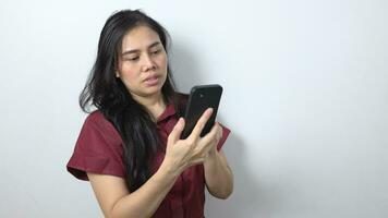 Person von ein Frau halten schwarz Smartphone video