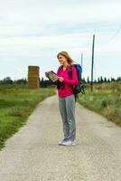 mujer caminante participación mapa en el naturaleza foto