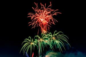 fuegos artificiales en el río en el cielo oscuro foto