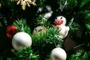 Navidad decoración monigote de nieve en Navidad árbol y guirnalda antecedentes. monigote de nieve con pelota Navidad decoraciones en Navidad arboles foto