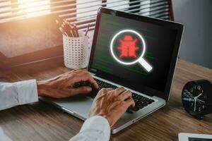 software desarrollo y depuración concepto, persona mano utilizando ordenador portátil computadora con error software icono en pantalla, software seguridad, computadora bicho, fracaso o error de software. foto