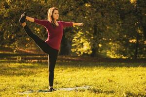 hermosa mujer haciendo yoga en el naturaleza, foto