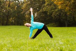 mujer haciendo yoga en la naturaleza foto