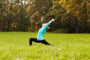 mujer haciendo yoga en la naturaleza foto