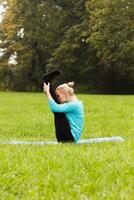 mujer haciendo yoga en la naturaleza foto