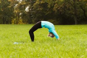 mujer haciendo yoga en la naturaleza foto