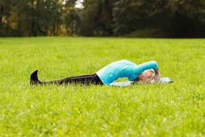 mujer haciendo yoga en la naturaleza foto