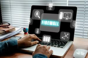 cortafuegos informática seguridad concepto, persona utilizando ordenador portátil computadora con cortafuegos icono en virtual pantalla, negocio, tecnología, Internet y red. foto